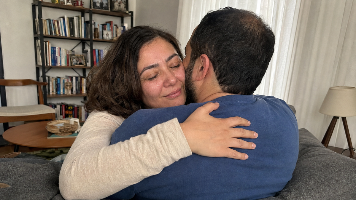 Duygusal bir anın ardından birbirine sarılan çift